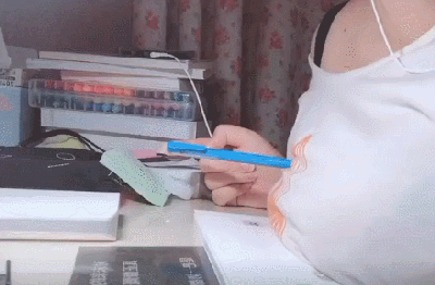 youtube就已经有很多国外的小伙伴开始参与   "胸部弹笔挑战"